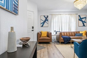 Televisión, chimenea, mesa de ping pong