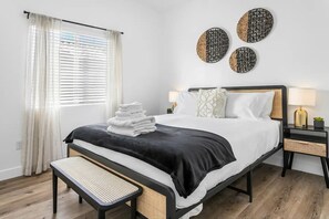 5 habitaciones, escritorio y tabla de planchar con plancha