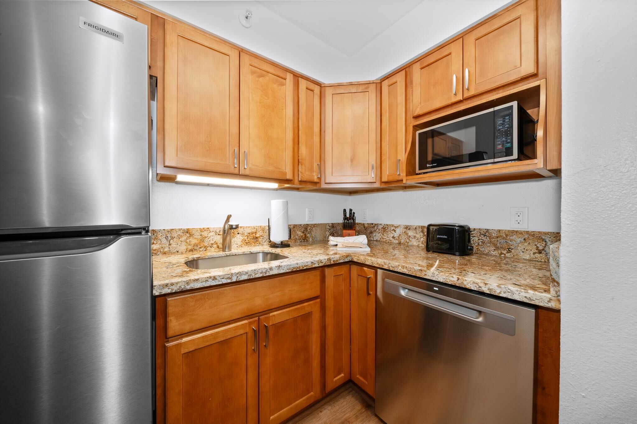 冷蔵庫、オーブン、コンロ、食器洗い機