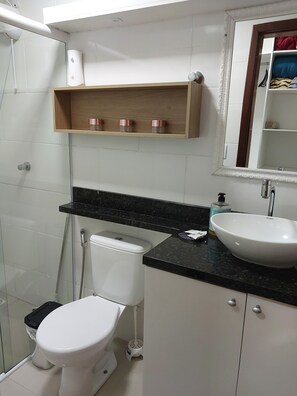 Dusche, Haartrockner, Handtücher