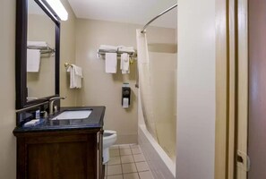 Ducha y bañera combinadas, secador de pelo, toallas y papel higiénico