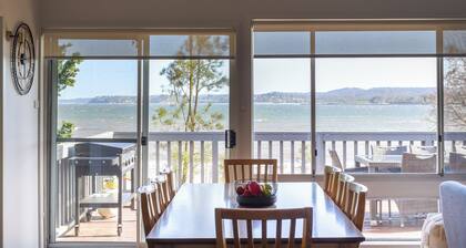 Pete's on the Beach, less than 5 minutes to Batemans Bay CBD