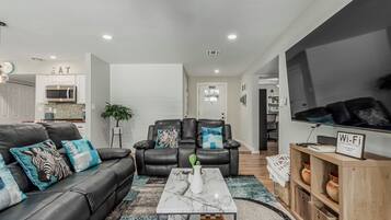 Téléviseur connecté, foyer, livres, chaîne audio