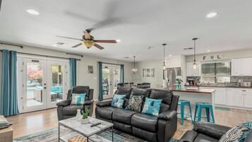 Téléviseur connecté, foyer, livres, chaîne audio