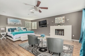 5 bedrooms, desk, iron/ironing board, travel crib