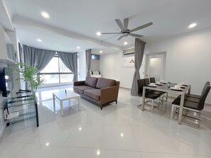 Căn hộ, 2 phòng ngủ | Phòng khách | TV màn hình phẳng 40-inch có truyền hình cáp 