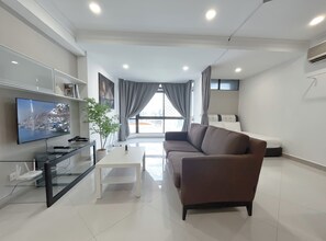 Apartamento, 2 habitaciones | Sala de estar | Televisión de pantalla plana de 40 pulgadas con canales por cable