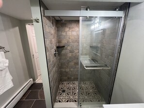 Sèche-cheveux, serviettes fournies