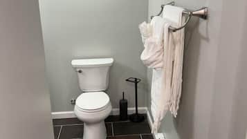 Een haardroger, handdoeken