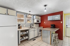 冷蔵庫、電子レンジ、オーブン、コンロ