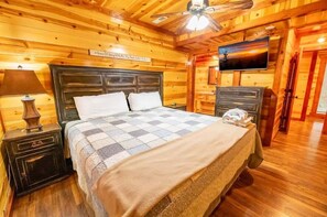 Room - The ONLY TenISee: Indoor Pool, Views, Theater Room, & Free Attraction Tickets (Sevierville)