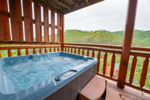 Outdoor spa tub - The ONLY TenISee: Indoor Pool, Views, Theater Room, & Free Attraction Tickets (Sevierville)