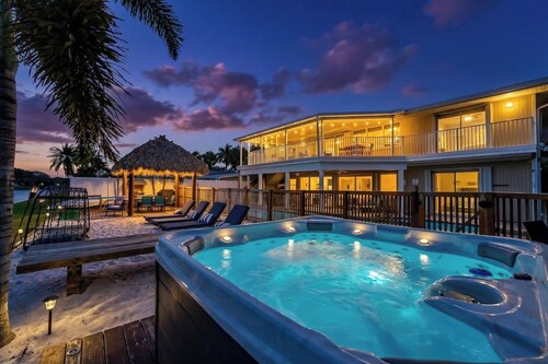 Waterfront Beach Villa • Pool, Cinema, Game Room and Tiki