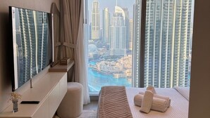 5 bedrooms, desk, iron/ironing board, WiFi - Skyline Luxury 4BR | Burj & Fountain Views | PS5 (Dubai)
