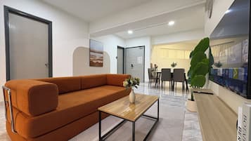 Apartamento, 4 quartos | Área de estar