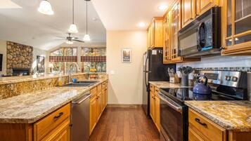 雪櫃、微波爐、焗爐、爐具