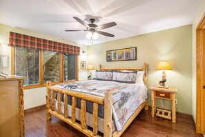 3 soverom, skrivebord, strykejern/-brett og reiseseng for barn