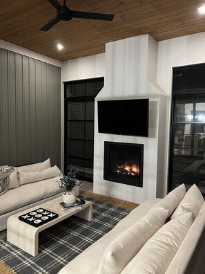 TV connectée, cheminée, jeux vidéo