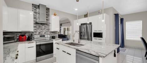 Refrigerador, microondas, horno, placa de cocina