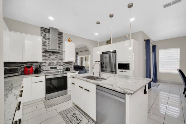 Réfrigérateur, micro-ondes, four, plaque de cuisson