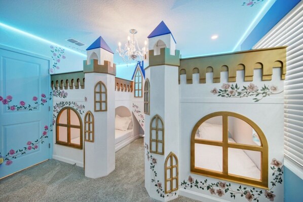 6 bedrooms, iron/ironing board, internet, bed sheets