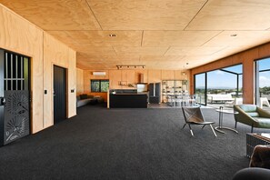 Un interior moderno con cocina, comedor y zona de estar.