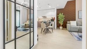 Ein modernes Apartment mit Essbereich, Küche und Wohnbereich.