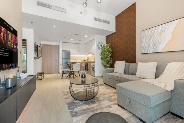 Een smart-tv, boeken en een stereo