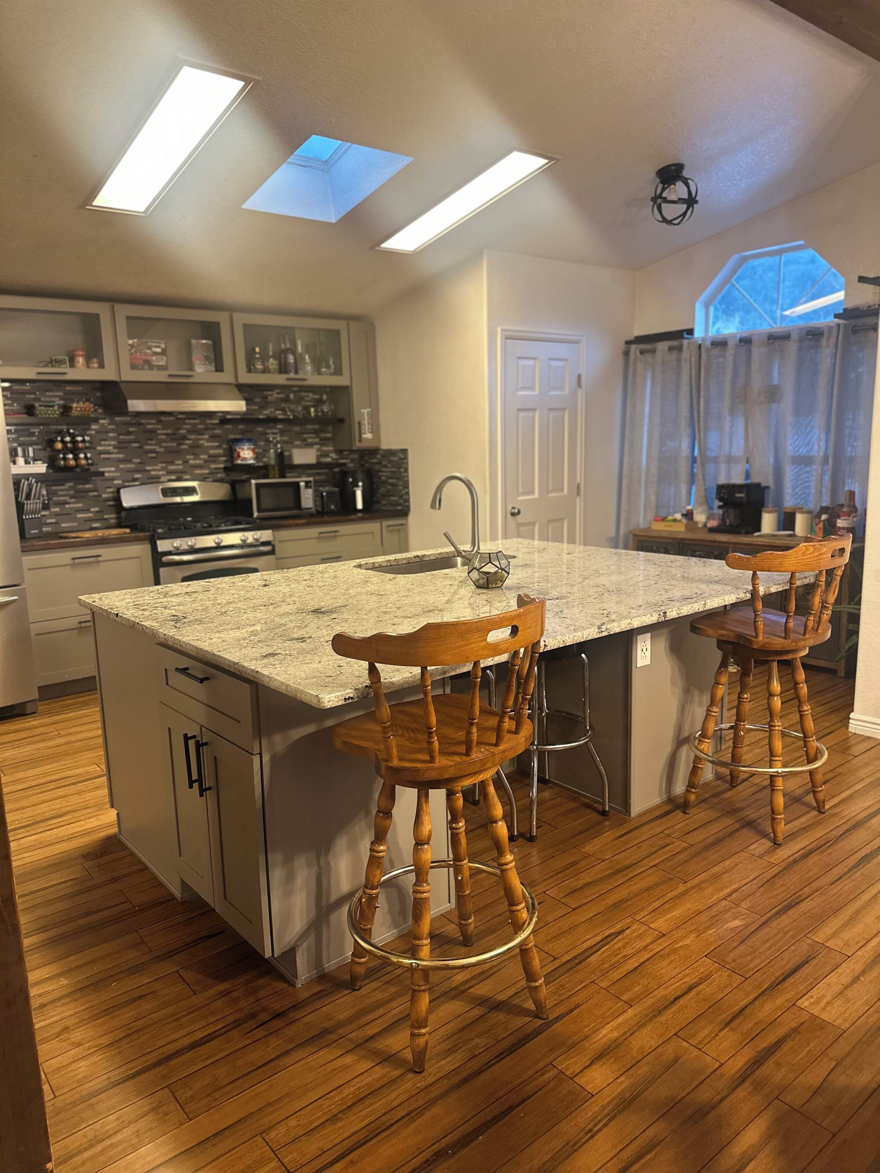 Microondas, horno, parrilla de estufa y lavavajillas 