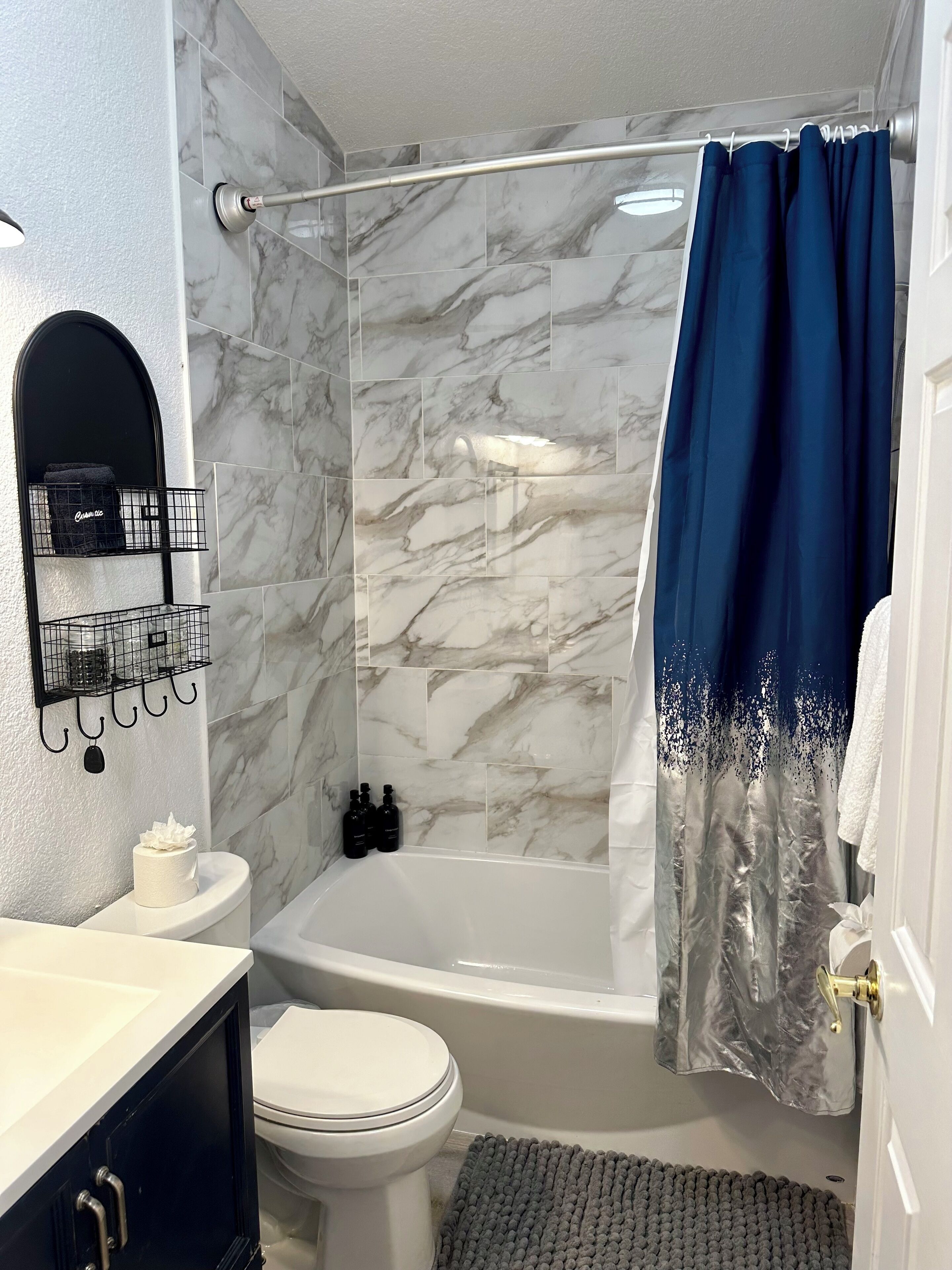 Ein Badezimmer mit Badewanne, Toilette und Duschvorhang.