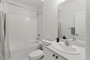 Haartrockner, Handtücher, Seife, Shampoo