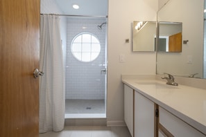 Shower, hair dryer, towels