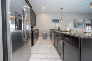 冷蔵庫、電子レンジ、オーブン、コンロ