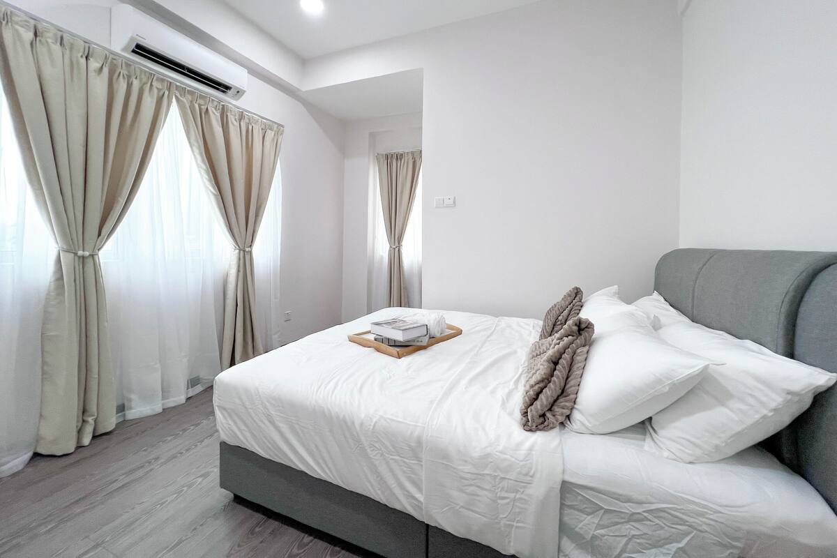 Deluxe Apartment | Iron/ironing board, WiFi (free), bed sheets