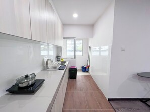 Apartamento, 2 quartos | Área de estar | TV de tela plana