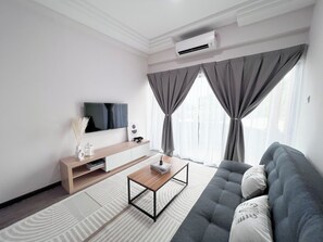 Apartamento, 2 quartos | Área de estar | TV de tela plana