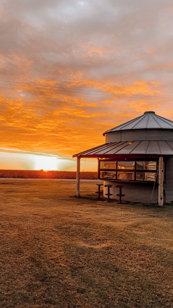المنطقة المحيطة بالمنشأة