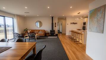 Smart TV, fireplace