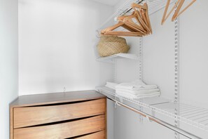 Interior - Blueground | Gold Coast, BBQ & gym, nr Hancock (Chicago)