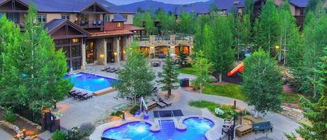 Una piscina cubierta, una piscina al aire libre