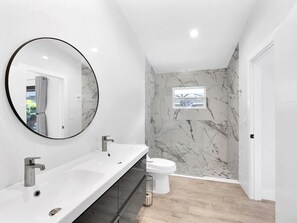 Bathroom - Tropical Dream House in Plantation – 3-Bedroom Home with Pool (Plantation)