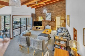 Smart TV, libros y oficina