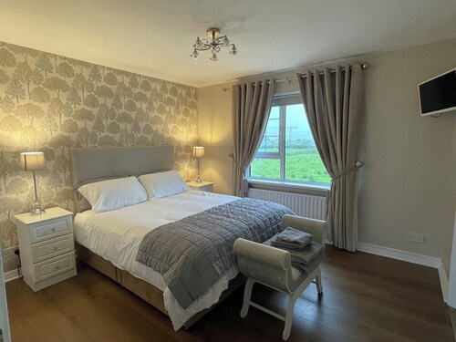4Bedroom House-Letterkenny-PrivateGarden-Sleeps 7