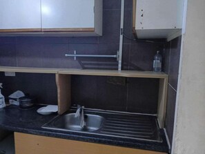 Fridge, microwave, oven, stovetop - London House- 1Bed-Pet Friendly- Tv (Barking)