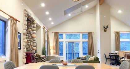 Boom Chalet Yosemite | Private Creekside Retreat