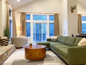 TV connectée, livres, chaîne hi-fi