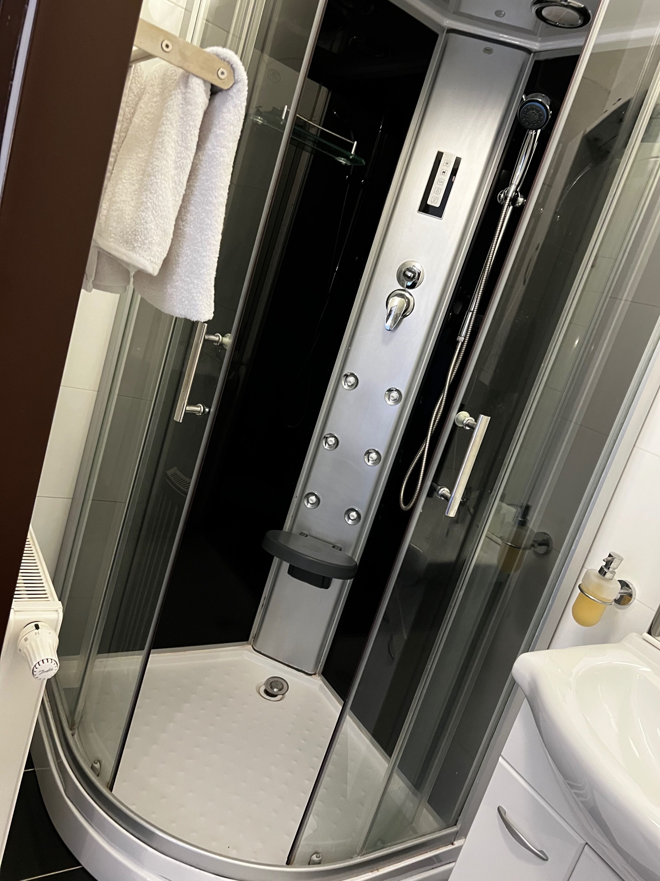 Een douche, handdoeken