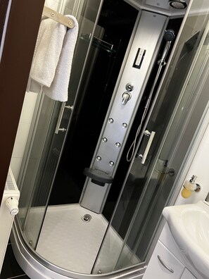 Douche, serviettes fournies