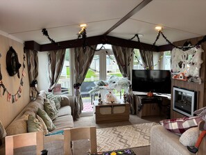Un salon confortable avec un canapé, un téléviseur et une cheminée.