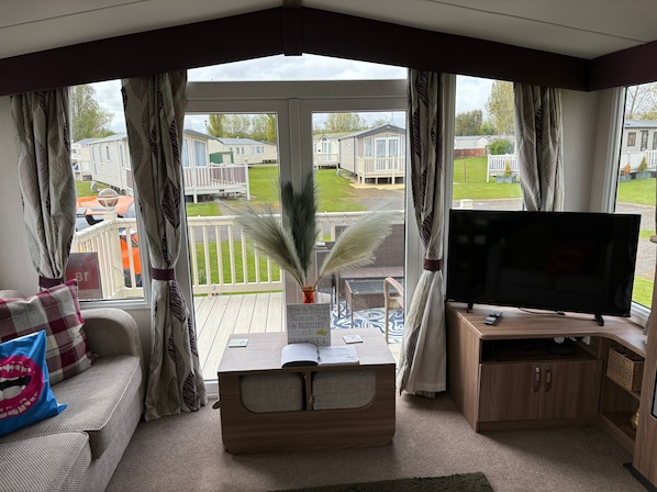 Een televisie en een open haard